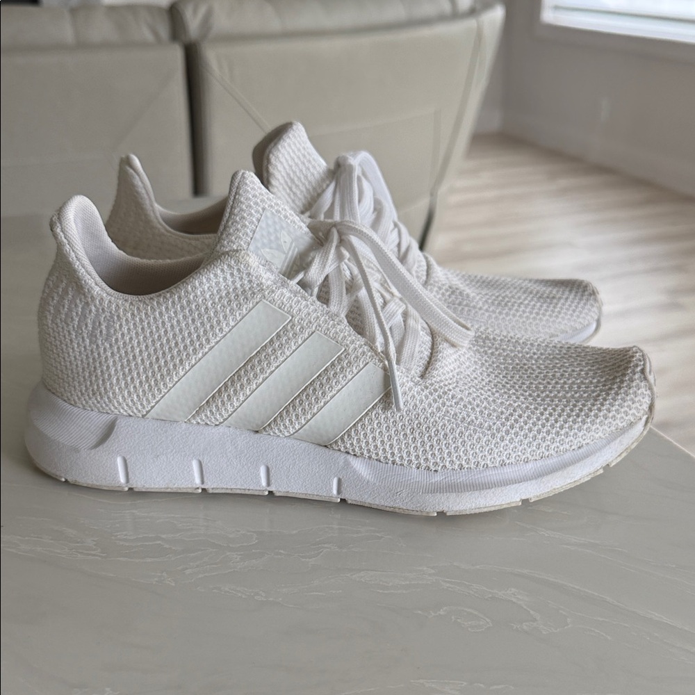 Adidas Swift Run Sneakers – Unisex Size 7 (Fits Women’s 9)